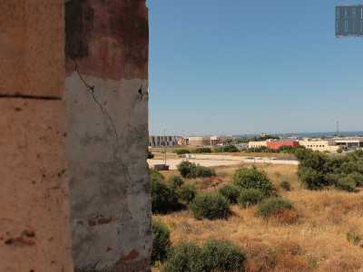 Ci fermiamo su una specie di terrazzino da cui � possibile �ammirare� il panorama della zona industriale di Molfetta
